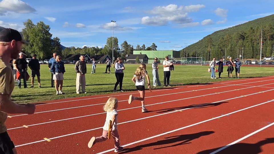 Lenke til artikkel: Snora er klippet: Noresund stadion er offisielt åpnet