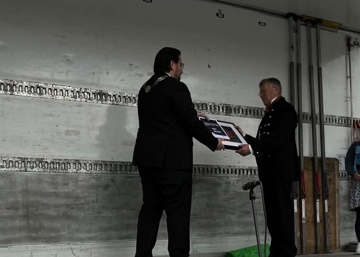 Ordfører deler ut priser - Klikk for stort bilde