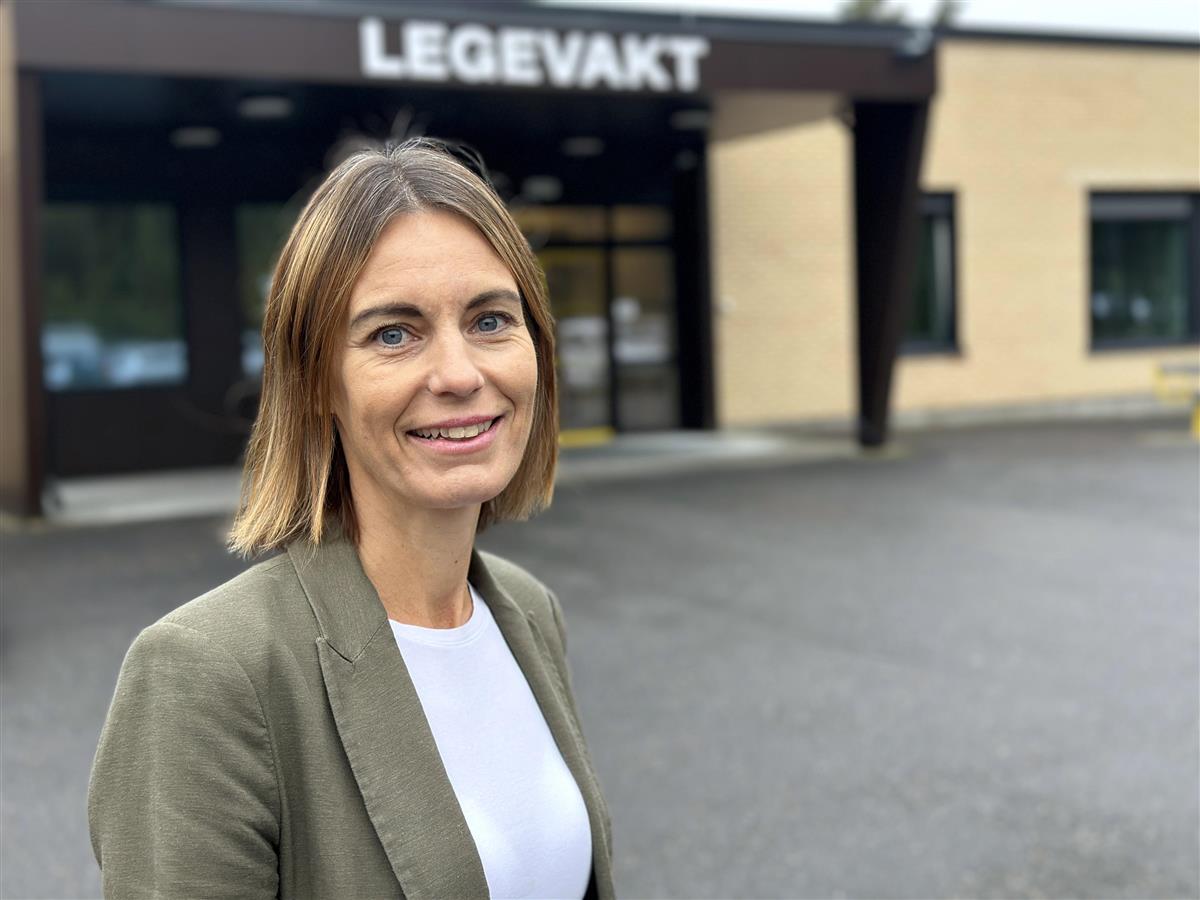 Bilde av avdelingsleder foran inngangen til legevakten - Klikk for stort bilde