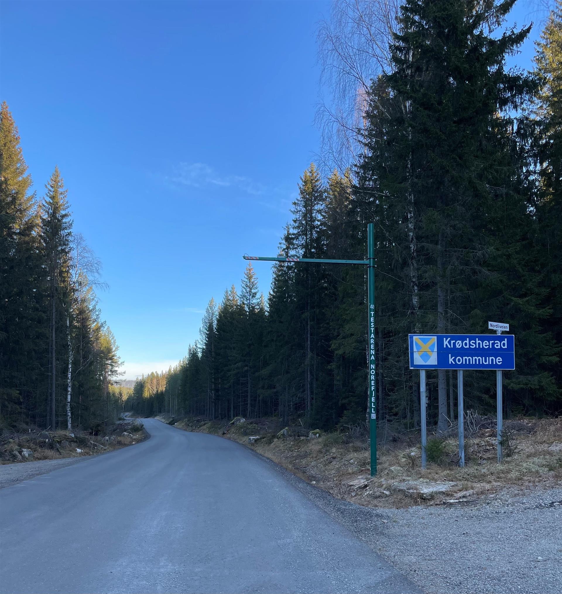 Asfaltert vei, skilt, trær