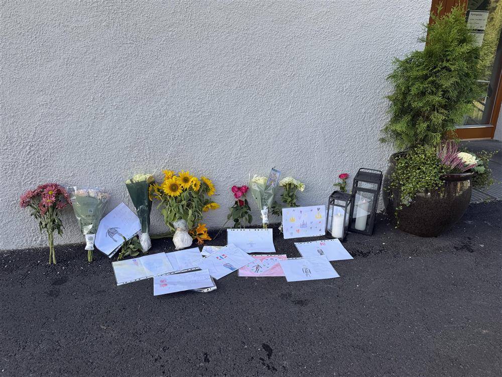 Barn som sitter rundt blomster og hilsner - Klikk for stort bilde