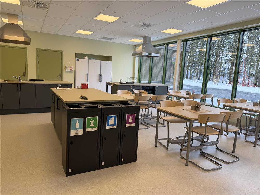 Kjøkken, stoler, bord, grønn vegg - Klikk for stort bilde