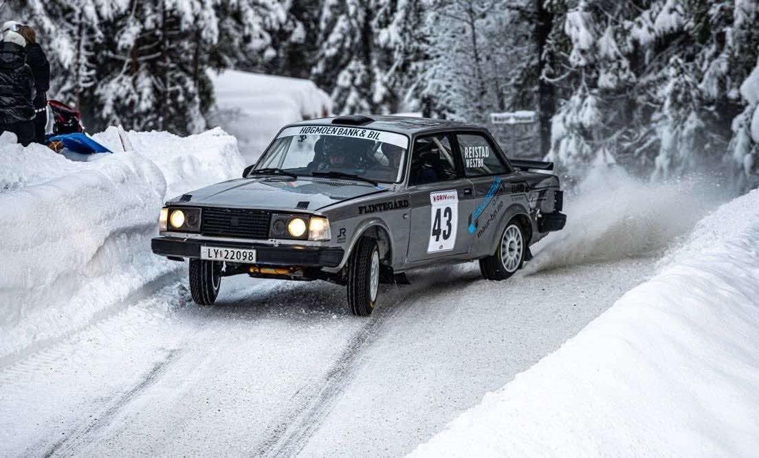 Rallybil som kjører på snødekt føre - Klikk for stort bilde