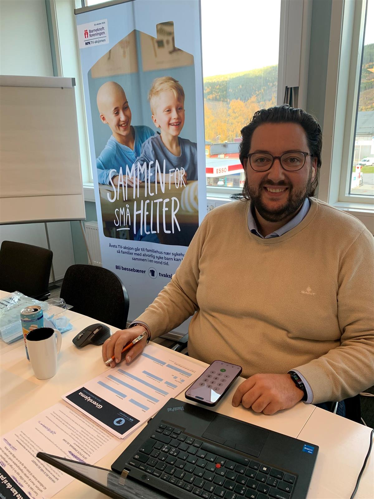 Ordfører Andreas Kagiavas Torp med penn, papir, telefon og PC under ringedugnaden - Klikk for stort bilde