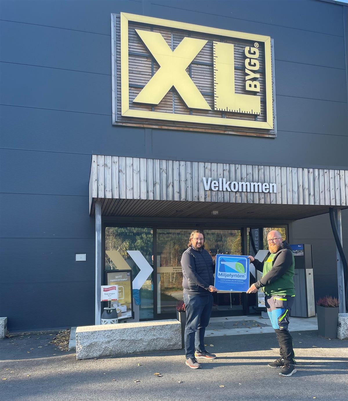 Ordfører overrekker Miljøfyrtårn-plakaten til avdelingsleder for XL-bygg Noresund.  - Klikk for stort bilde