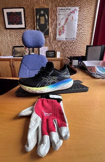 Ordførers kontor, hanske, joggesko, stol - Klikk for stort bilde