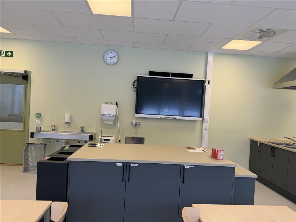 Kjøkken, stoler, bord, grønn vegg - Klikk for stort bilde