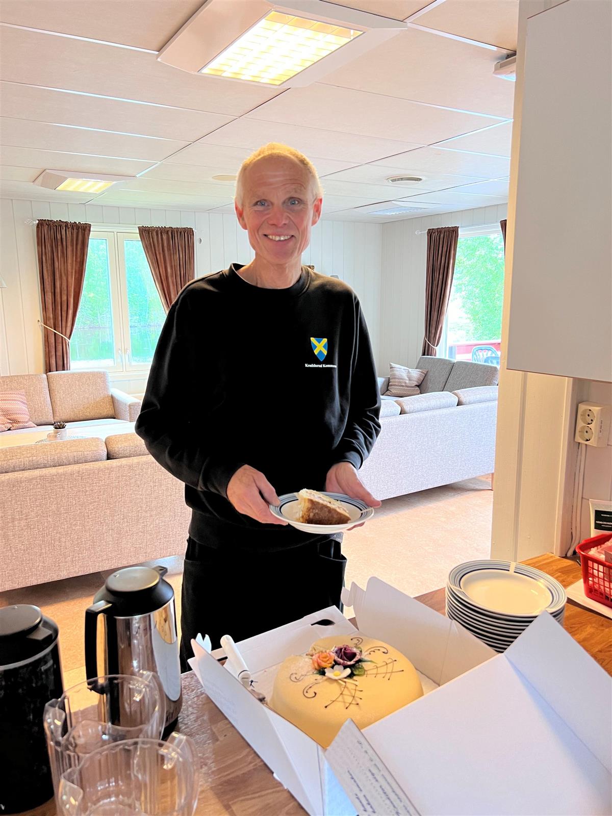 Person, kake, kaffekanne, vindu, gardiner, taklys, sofa - Klikk for stort bilde