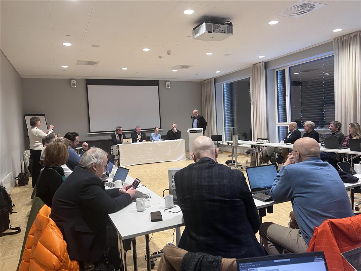 Forsamling av mennesker - Klikk for stort bilde