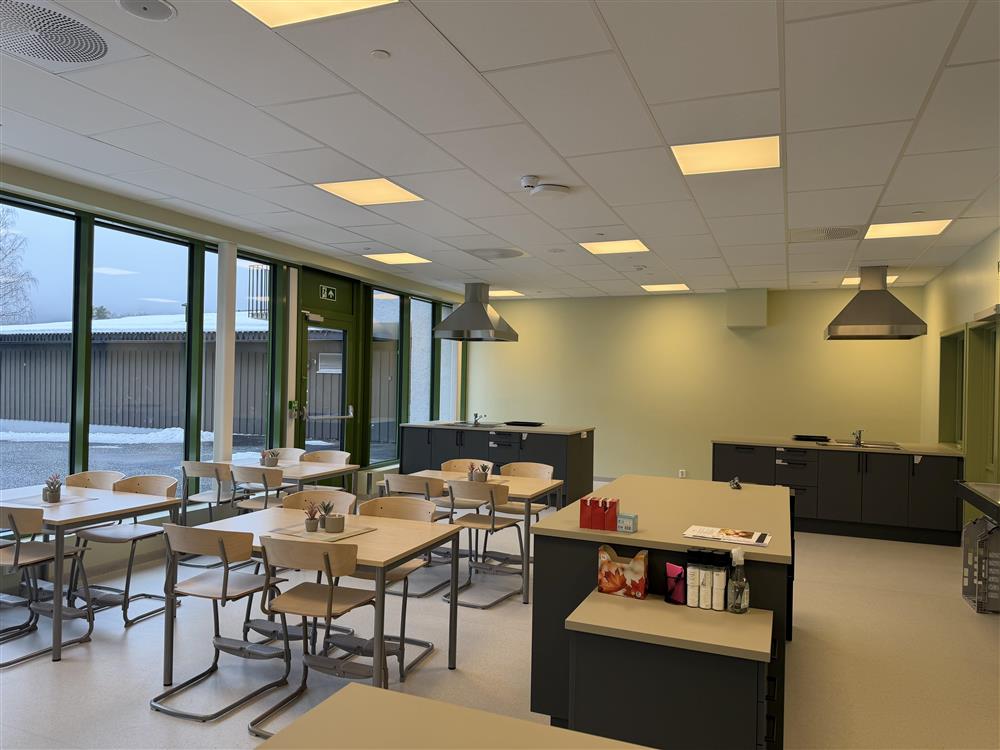 Kjøkken, stoler, bord, grønn vegg - Klikk for stort bilde