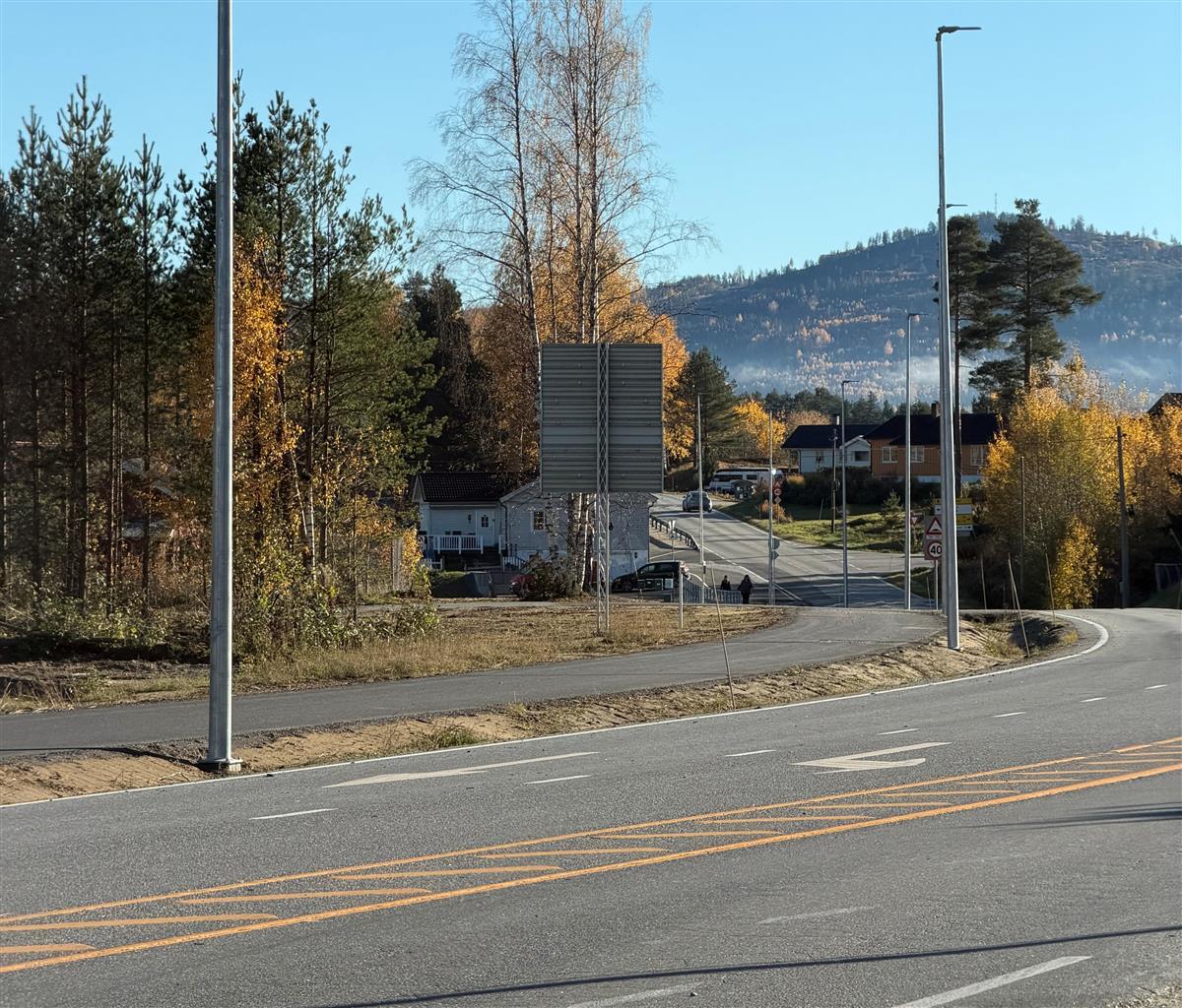 Vei, gangvei, lyktestolper, blå himmel - Klikk for stort bilde