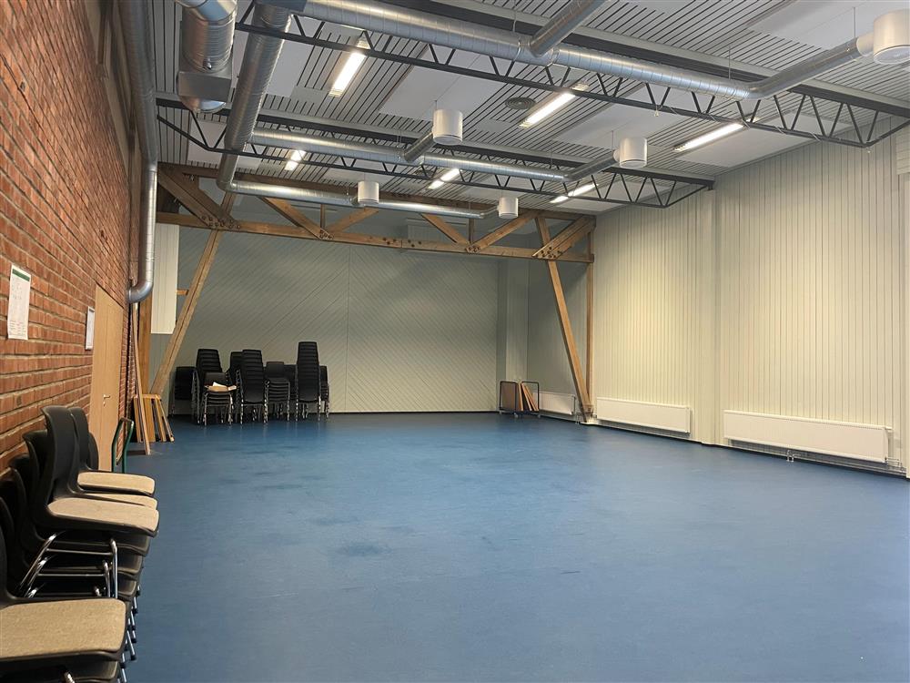 Innvendig i et samfunnshus - Klikk for stort bilde