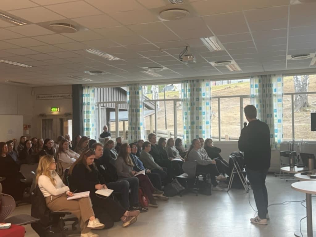 Mennesker i en forsamling - Klikk for stort bilde