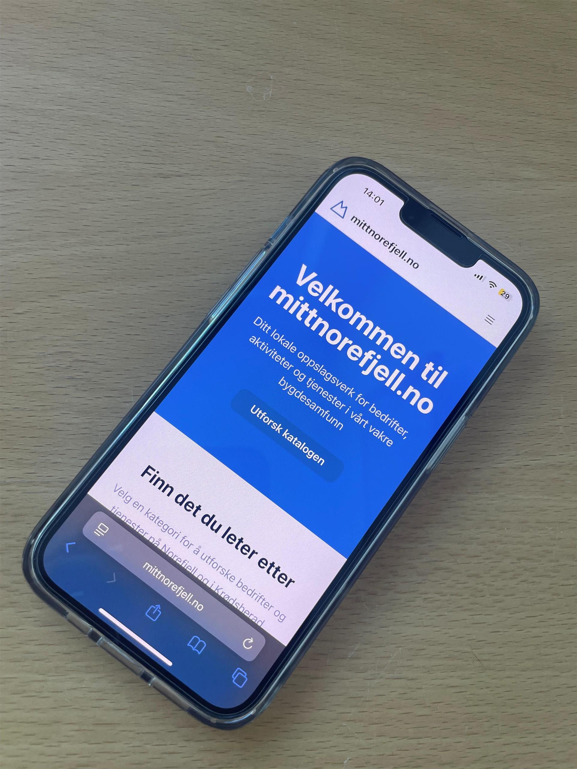 Mobiltelefon som viser nettsiden mittnorefjell.no