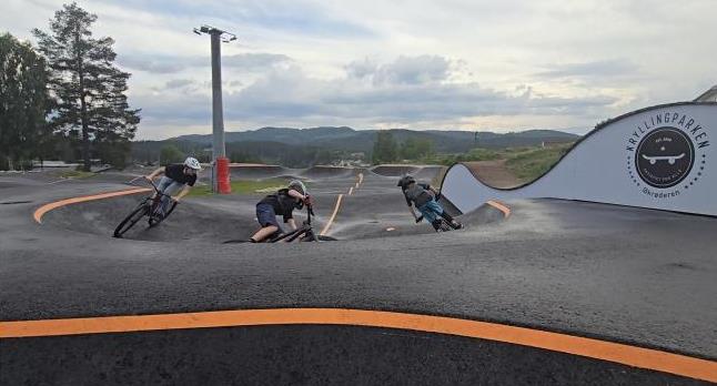 Illustrasjonsbilde av barn som sykler på en pumptrack