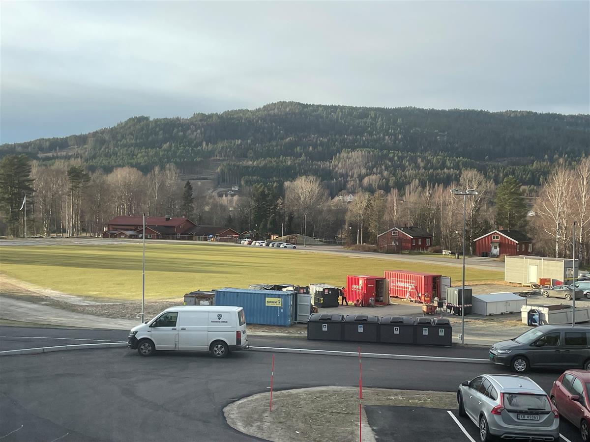 Fotballbane, biler, containere - Klikk for stort bilde