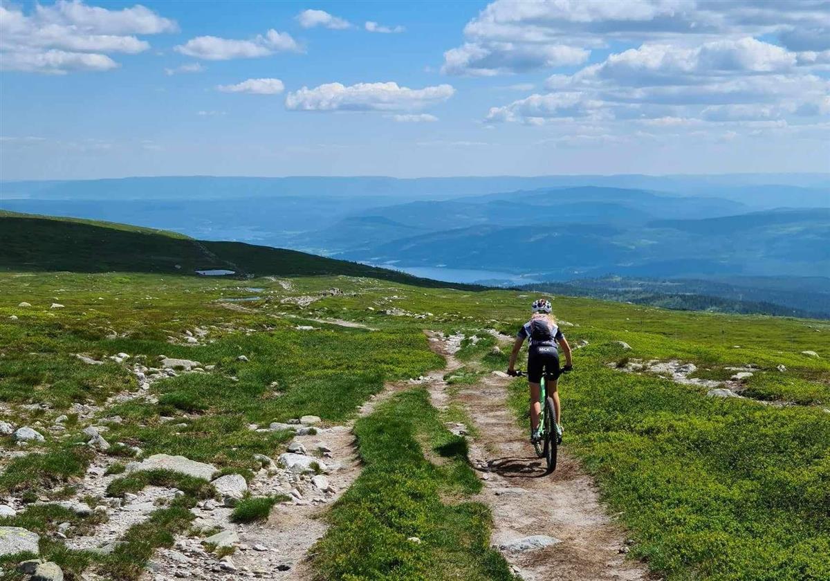 Syklist, himmel,, sykkelvei, fjell - Klikk for stort bilde