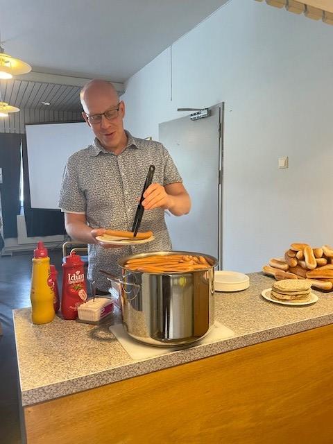Person, pølser, ketchup, sennep, pølsebrød, lomper, kjele, benk - Klikk for stort bilde
