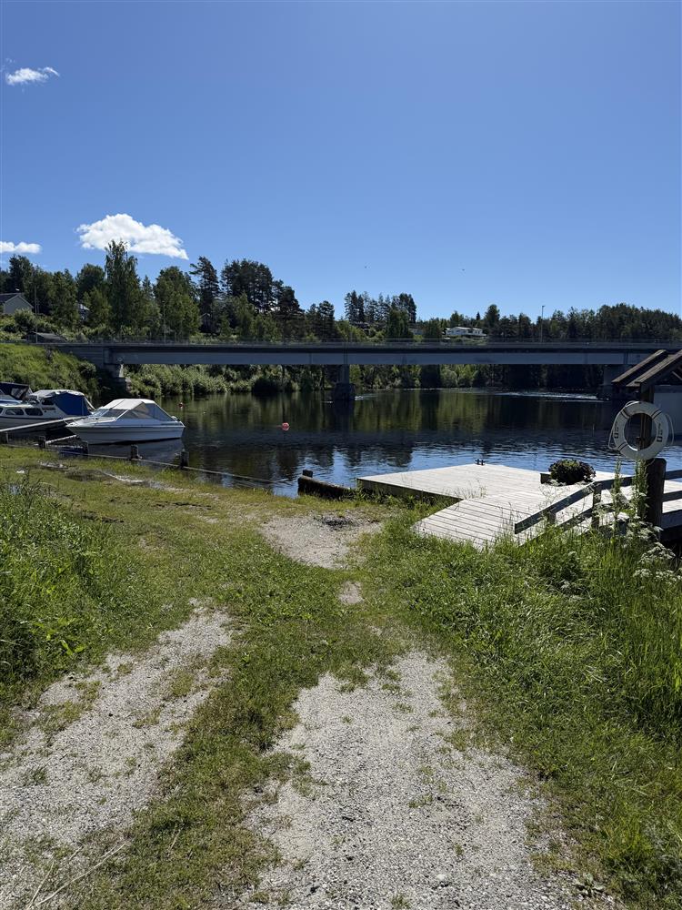 Brygge, båter, fjord, blå himmel - Klikk for stort bilde