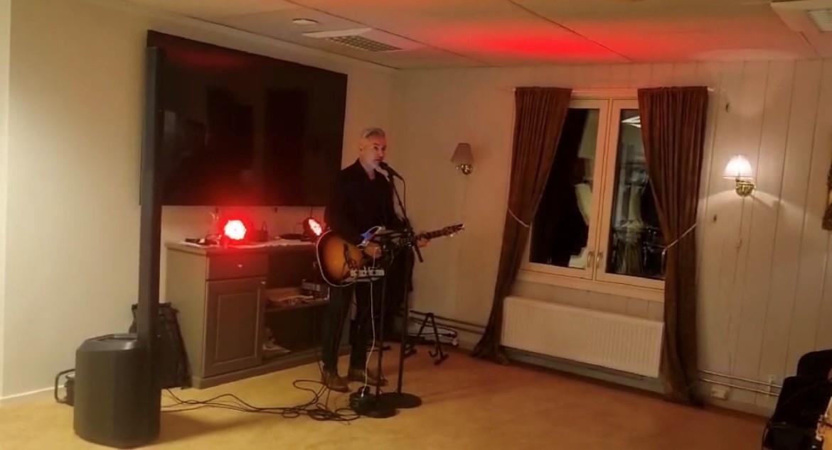 Mann, gitar, dunkel belysning - Klikk for stort bilde