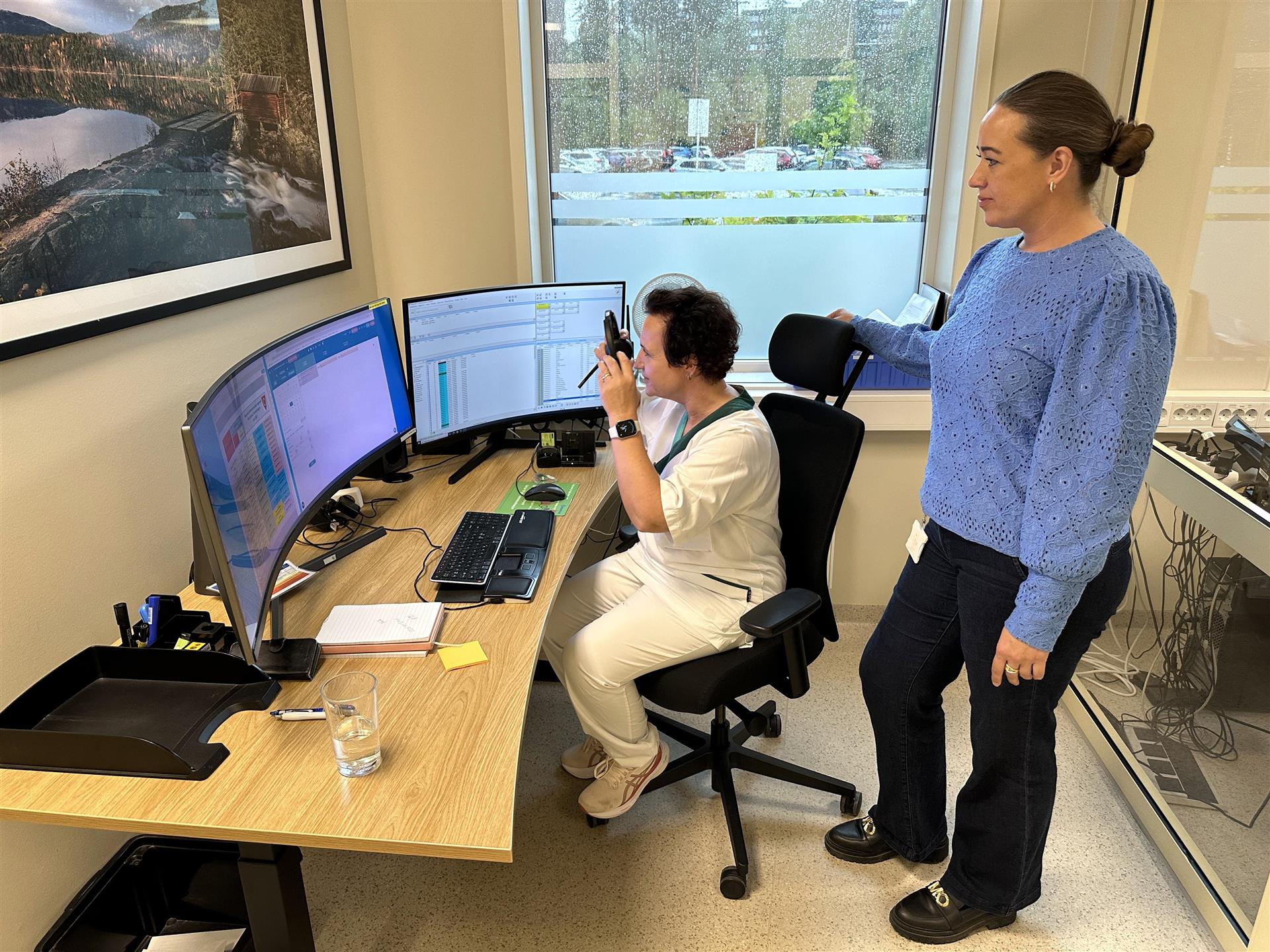 Sykepleier Birgitte Fjellheim, som svarer å henvendelsene og  Berit Aaskjær-Pedersen, prosjektleder 