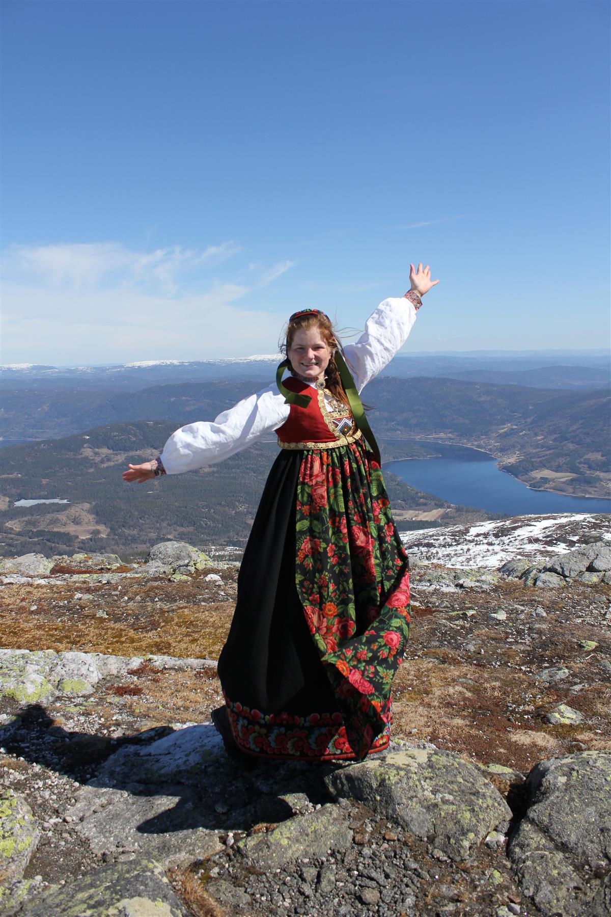 Jente i Krylling bunad på på fjellet - Klikk for stort bilde