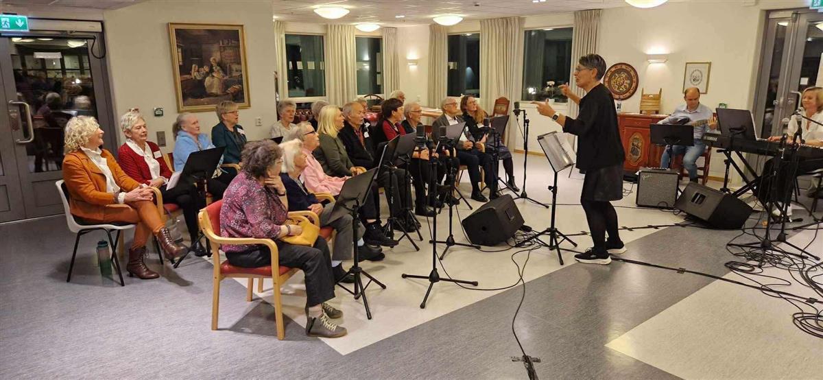 Eldre mennesker som synger - Klikk for stort bilde
